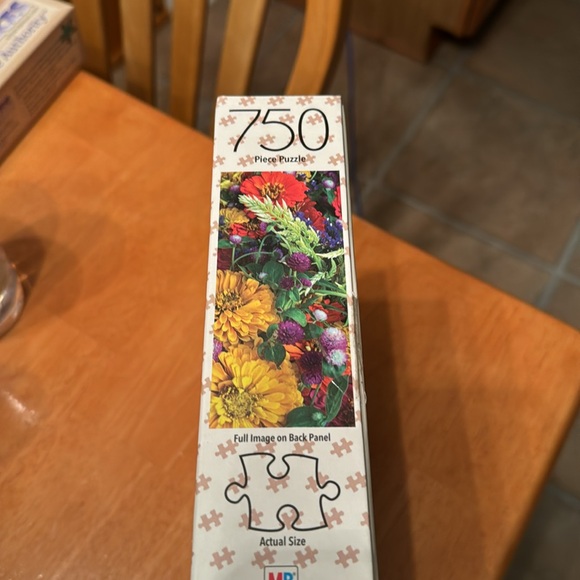 Like NEW Milton Bradley 750 piece Puzzle “Summer Flowers” - Picture 5 of 7